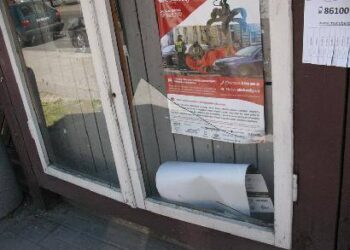 Reklamą Anykščių skelbimų lentoje galima net ir pačiupinėti. Dariaus VILDŽIŪNO nuotr.