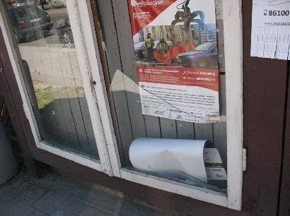 Reklamą Anykščių skelbimų lentoje galima net ir pačiupinėti. Dariaus VILDŽIŪNO nuotr.