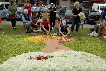 Prie kilimo plušėjo Anykščių trečiojo amžiaus universiteto moterys. Jono JUNEVIČIAUS nuotr.