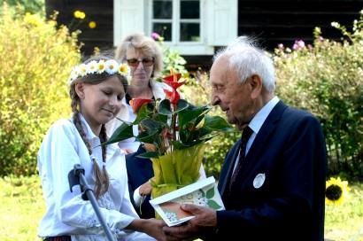 Bene vyriausią Biliūnų giminės susitikime dalyvavusį chirurgą, rašytoją Antaną Biliūną ką tik atšventusį 90 – etį sveikina Anykščių vaikų ir jaunimo užimtumo centro vaikai. Autoriaus nuotr.