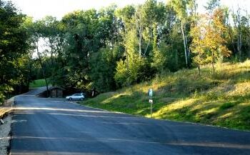 Poilsiautojai važiuodami į Kriokšlio poilsiavietę nesudulkės patys ir nedulkins kaimiečiams. Autoriaus nuotr.