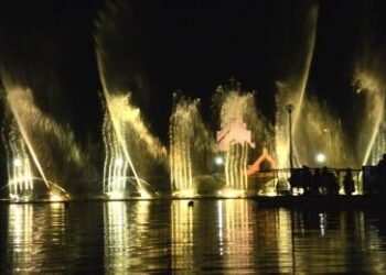Utenos miestą garsina nepabostantys dainuojantys fontanai, kurių programa rugsėjo mėnesį prasideda 20 val. 30 min. ir trunka visą valandą. Autoriaus nuotr.