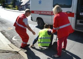 Tikėtina, jog visiškai girtą vyriškį iškviestas greitosios medicinos pagalbos ekipažas pašalino iš važiuojamosios kelio dalies ir iškvietė policiją. Autoriaus nuotr.