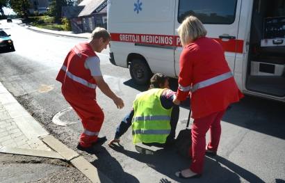Tikėtina, jog visiškai girtą vyriškį iškviestas greitosios medicinos pagalbos ekipažas pašalino iš važiuojamosios kelio dalies ir iškvietė policiją. Autoriaus nuotr.