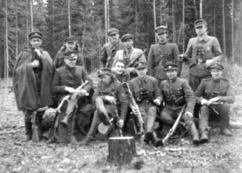 Algimanto ir Vytauto apygardų vadovybės nariai.  Centre sėdi su berete Vytauto apygardos štabo leidinių redaktorius 1947-1950 metais Bronius Kazickas–Saulius, stovi antras iš kairės Algimanto apygardos štabo leidinių redaktorius 1947-1948 metais Jurgis Ur