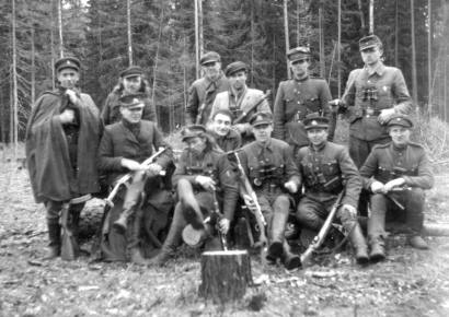 Algimanto ir Vytauto apygardų vadovybės nariai.  Centre sėdi su berete Vytauto apygardos štabo leidinių redaktorius 1947-1950 metais Bronius Kazickas–Saulius, stovi antras iš kairės Algimanto apygardos štabo leidinių redaktorius 1947-1948 metais Jurgis Ur