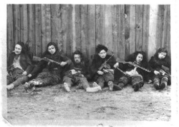 Anykščių skrebyno kieme 1951 kovo mėnuo. Žuvę Deimanto rajono partizanai ir ryšininkės seserys 18-metė Ona ir 20-metė Emilija Mieliauskaitės.