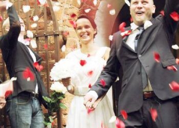 Lukas Pakeltis ir Sigita Kairytė tuokėsi Vilniuje, šv.Mikolojaus bažnyčioje. Viktorijos STENIULYTĖS nuotr.