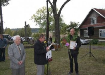 Naująjį Vaižganto premijos laureatą, eseistą Gediminą Kajėną (dešinėje) sveikina Anykščių rajono meras Sigutis Obelevičius ( centre). Kairėje pusėje Lietuvos žurnalistų sąjungos valdybos narys Stanislovas Pleskus. Autoriaus nuotr.