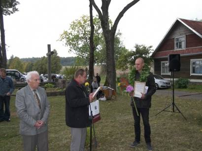 Naująjį Vaižganto premijos laureatą, eseistą Gediminą Kajėną (dešinėje) sveikina Anykščių rajono meras Sigutis Obelevičius ( centre). Kairėje pusėje Lietuvos žurnalistų sąjungos valdybos narys Stanislovas Pleskus. Autoriaus nuotr.