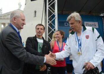 Rajono Tarybos narys Arvydas Krikščiūnas ir finansų viceministras Vytautas Galvonas dalyvavo politikų bėgime. Jono JUNEVIČIAUS nuotr.