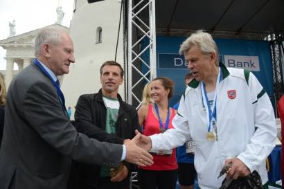 Rajono Tarybos narys Arvydas Krikščiūnas ir finansų viceministras Vytautas Galvonas dalyvavo politikų bėgime. Jono JUNEVIČIAUS nuotr.