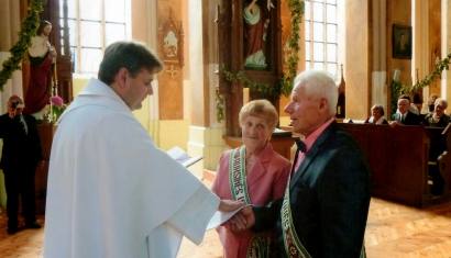Bronius ir Laima Ona Tvarkūnai aukso žiedus sumainė prieš 50 metų ir amžiną meilę vienas kitam prisiekė Veprių (Ukmergės r.) bažnyčioje. Nuotr. iš jubiliatų archyvo