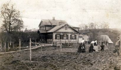 Šiame pastate 1922–1939 m. mokėsi Anykščių miesto vaikai. A. Baranausko ir A. Vienuolio-Žukausko memorialinio muziejaus nuotrauka.