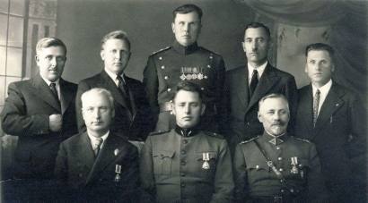 Įspūdingo stoto pareigūnas V. Zalatorius visa galva iškyla tarp kitų anykštėnų. Šioje Iciko Melniko nuotraukoje, darytoje 1938 m. birželį, jis pačiame centre tarp kitų Anykščių šaulių kuopos tarybos narių. A. Baranausko ir A. Vienuolio-Žukausko memorialin