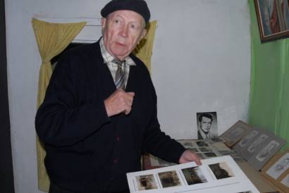 Kavarskietis mokytojas Antanas Šleikus saugo Sirvydų kaimo gyventojų nuotraukas.