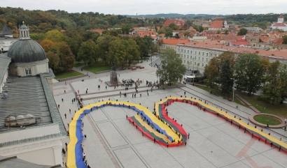Katedros aikštėje į širdį susijungė Lietuvos ir Ukrainos vėliavos. Kiekvienos vėliavos ilgis - 200 metrų. Viktorijos STENIULYTĖS nuotr.