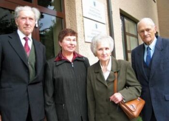 2006-ųjų rudenį savivaldybėje pagerbti pedagogai – buvę Anykščių mokyklų ir kitų įstaigų vadovai (iš kairės): Antanas Bimba, Ona Davidonienė, Jadvyga Budavičienė ir Mečislovas Kanceriavičius. T. Kontrimavičiaus nuotrauka.