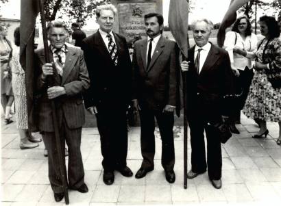 Lietuvos atgimimo patriotinių renginių organizatorius ir dalyvis Eligijus Smetona (antras iš kairės) su bendražygiais 1990-aisiais. E. Smetonos archyvo nuotrauka.