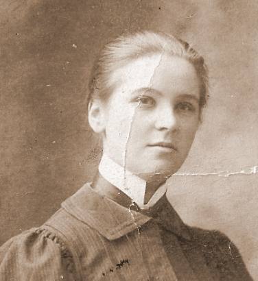 Aknystų dvaro savininkė Sofija Emilija Venslovavičienė jaunystėje, XX a. pradžioje. Egidijaus Musteikio archyvo nuotrauka.