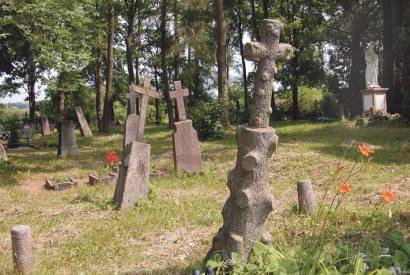 Pasvirę ar išgriuvę kryžiai, išvirtę, žolėse skendintys antkapiai, apleisti kapeliai - toks įprastas vaizdas pasitinka senosiose Debeikių kapinėse.