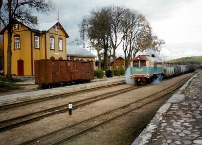1999-ųjų rudenį paskutinįkart siauruko šilumvežis prisikabino ir išvežė iš Anykščių kvarcinio smėlio vagonus. T. Kontrimavičiaus nuotrauka.