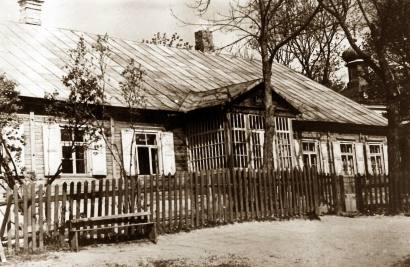 Istorinėje Anykščių dvarvietėje, senojoje Anykščių gimnazijoje ir už jos sienų, buvo ir linksmų, ir liūdnų dienų. A. Baranausko ir A. Vienuolio-Žukausko memorialinio muziejaus fondų nuotrauka.