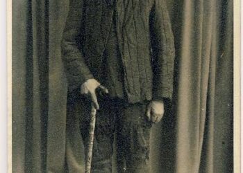 Vyskupas Teofilius Matulionis, grįžęs iš sovietinių kalėjimų į Lietuvą 1933 metų spalio 19-ąją, dar su kalinio rūbais. A. Baranausko ir A. Vienuolio-Žukausko memorialinio muziejaus fondų nuotrauka.