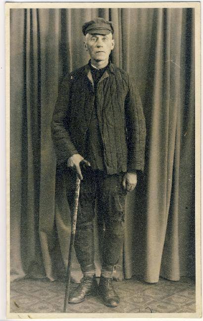 Vyskupas Teofilius Matulionis, grįžęs iš sovietinių kalėjimų į Lietuvą 1933 metų spalio 19-ąją, dar su kalinio rūbais. A. Baranausko ir A. Vienuolio-Žukausko memorialinio muziejaus fondų nuotrauka.