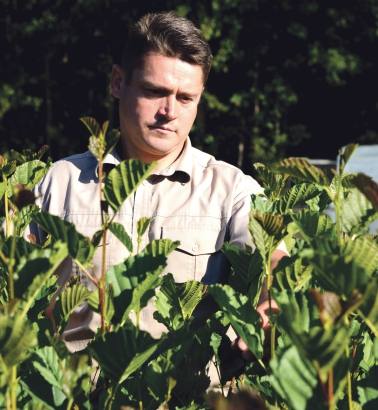 Atrodo, kad sodinti medelius Ričardui Juozapavičiui sekasi geriau negu suvaldyti nepatenkintus Debeikių medžiotojų klubo narius. Jono JUNEVIČIAUS nuotr.