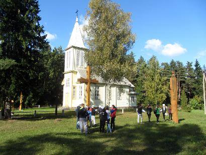 Ramuldavos girios supama Inkūnų bažnyčia – mėgstama ir dažnai lankoma vieta. T. Kontrimavičiaus nuotrauka.