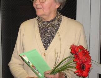 2008-aisiais gydytoja S. Baronienė priėmė kolegų gėles ir sveikinimus 70-mečio proga. Ledinos Kaladienės nuotrauka.