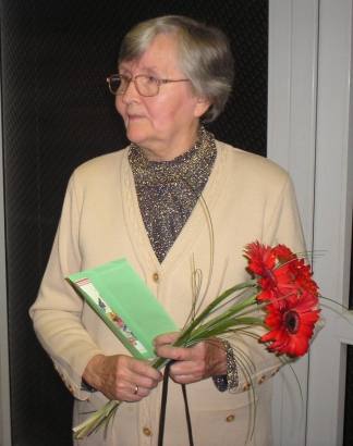 2008-aisiais gydytoja S. Baronienė priėmė kolegų gėles ir sveikinimus 70-mečio proga. Ledinos Kaladienės nuotrauka.