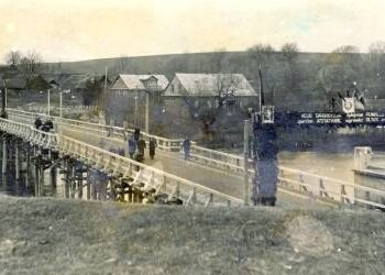 Apskrities centras Anykščiai apie 1947 m.: su laikinuoju mediniu tiltu per Šventąją ir su skardiniais bei šiaudiniais Ažupiečių stogais. A. Baranausko ir A. Vienuolio-Žukausko memorialinio muziejaus fondų nuotrauka.
