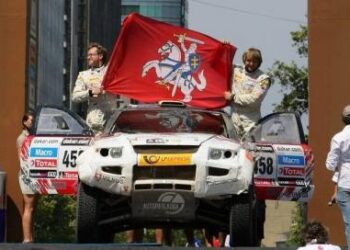 BenediktasVanagas ir Saulius Jurgelėnas ant 2013 m. Dakaro ralio podiumo. T. Tumalovičiaus nuotr.
