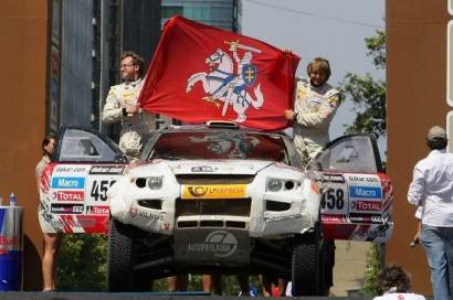 BenediktasVanagas ir Saulius Jurgelėnas ant 2013 m. Dakaro ralio podiumo. T. Tumalovičiaus nuotr.