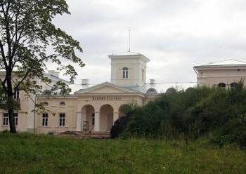 Burbiškio dvaro rūmai, kuriuose 1933–1947 m. veikė pirmoji Burbiškio bažnyčia, dabar atgimsta kaip prabangus dvaro centras. 2013-ųjų rugpjūtis, miestai.net nuotrauka.