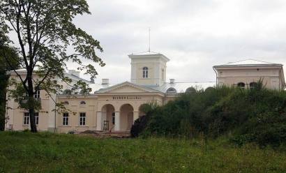 Burbiškio dvaro rūmai, kuriuose 1933–1947 m. veikė pirmoji Burbiškio bažnyčia, dabar atgimsta kaip prabangus dvaro centras. 2013-ųjų rugpjūtis, miestai.net nuotrauka.
