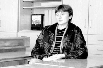 Švietimo skyriaus vyriausioji specialistė Nijolė Pranckevičienė kalba apie demokratiją, nesuteiktą galimybę išsakyti savo nuomonę, tačiau visai nesiaiškina apie bizniuką už mokinių pinigus. Jono JUNEVIČIAUS nuotr.