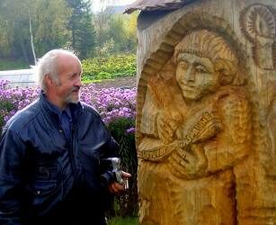 Taip ąžuolo kamiene Didžiulių memorialinėje sodyboje Griežionėlėse Liudviką Didžiulienę-Žmoną pavaizdavo tautodailininkas medžio drožėjas Pranas Petronis. T. Kontrimavičiaus nuotrauka.