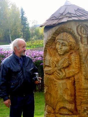 Taip ąžuolo kamiene Didžiulių memorialinėje sodyboje Griežionėlėse Liudviką Didžiulienę-Žmoną pavaizdavo tautodailininkas medžio drožėjas Pranas Petronis. T. Kontrimavičiaus nuotrauka.