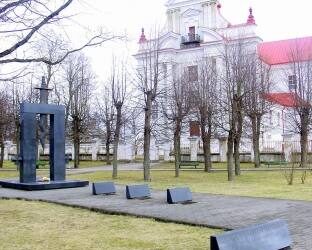 Memorialas Algimanto apygardos partizanams įsiliejo į Troškūnų bažnyčios ir vienuolyno ansamblio panoramą. T. Kontrimavičiaus nuotrauka.