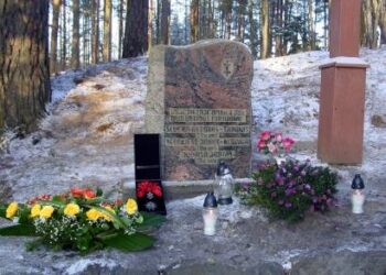 Memorialinis akmuo A. Slučkos-Šarūno ir kitų partizanų žūties vietoje primena 1949 m. spalio 28-ąją. 2010 m. lapkričio 27 d. prie šio monumento pirmąkart buvo atvežtas Vyčio Kryžiaus ordino Didysis Kryžius – aukščiausias Lietuvos kovinis apdovanojimas, ku