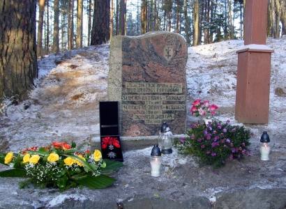 Memorialinis akmuo A. Slučkos-Šarūno ir kitų partizanų žūties vietoje primena 1949 m. spalio 28-ąją. 2010 m. lapkričio 27 d. prie šio monumento pirmąkart buvo atvežtas Vyčio Kryžiaus ordino Didysis Kryžius – aukščiausias Lietuvos kovinis apdovanojimas, ku