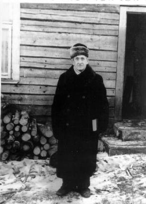 Iš tremties grįžęs buvęs Švietimo ministras K. Šakenis apie 1957 m. Troškūnuose, susiruošęs eiti į biblioteką. Nežinomo autoriaus nuotrauka, saugoma Biržų krašto „Sėlos“ muziejuje.