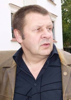 Įsidarbinimas Anykščių kultūros centro režisieriumi Jonui Buziliauskui iš dalies atvers galimybę grąžinti bankui skolą. Nuotr. iš interneto