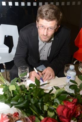Knygos „Kryptis – Rytai“ autorius Vidmantas Šmigelskas po renginio anykštėnams dalino autografus. Jono JUNEVIČIAUS nuotr.