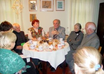 Prie arbatos puodelio susėdę senjorai pažadino vienas kito atmintį ir dalijosi žiniomis apie senuosius Anykščius. Kristinos Kiaušaitės (VŽM) nuotrauka.