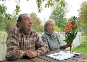 Vytautas Kaušpėdas, 2007-ųjų rudenį dar žvaliai paminėjęs 80-metį, su žmona gimtajame Paandrioniškyje. T. Kontrimavičiaus nuotrauka.