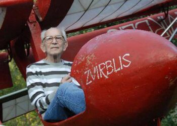 Algirdas Kovaliūnas anykštėnams žinomas kaip aviakonstruktorius ir gabus pedagogas, meile dangui užkrėtęs didelį būrį žmonių.